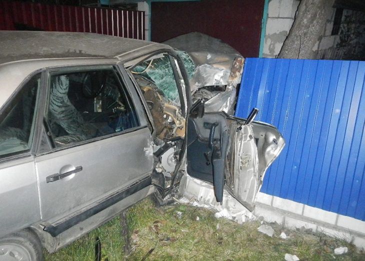 В Ельске «Ауди» влетела в забор: водителя вытаскивали спасатели 