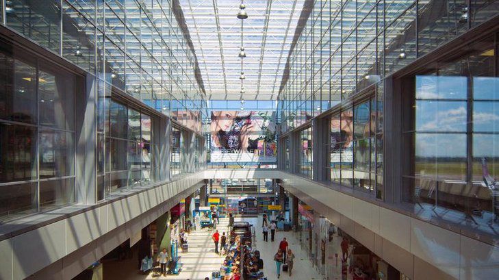 «Пассажиров посадили в автобусы без объяснений»: в аэропорту Киева провели экстренную эвакуацию