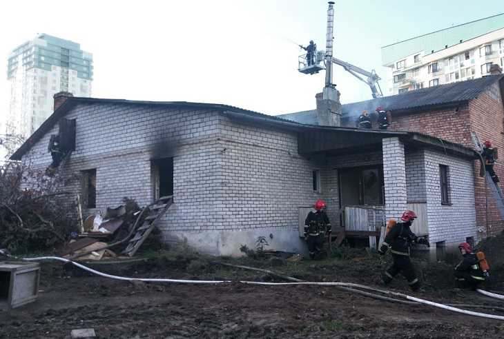 Бездомные устроили пожар в заброшенном здании в Минске