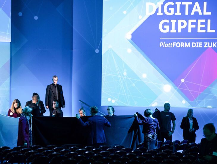 Министр экономики Германии упал со сцены и сломал нос