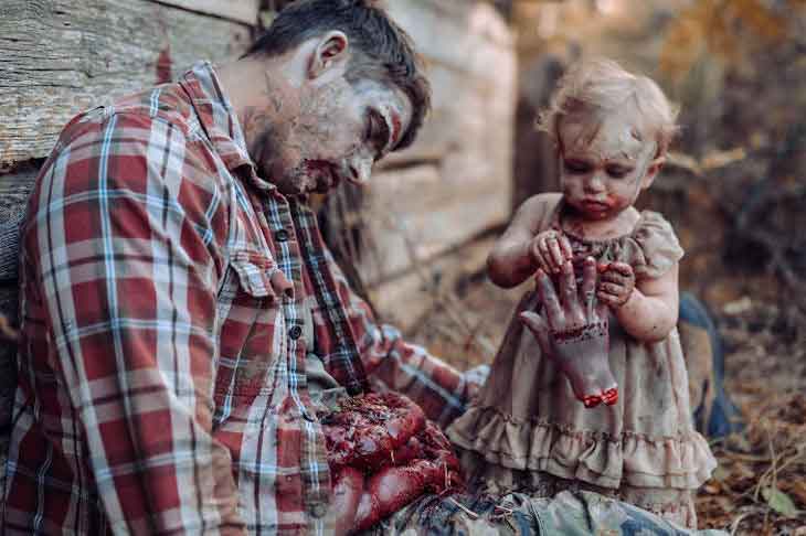 Родители устроили фотосессию с ребенком-зомби 