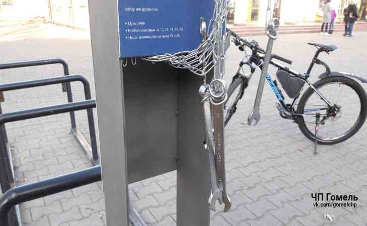 В Гомеле установили бесплатные станции для обслуживания велосипедов. Их разворовали за несколько дней