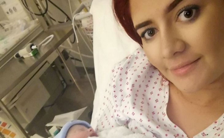 «Я так испугалась». 24-летняя девушка родила ребенка через 11 недель после того, как отошли воды