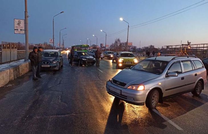На путепроводе в Жлобине столкнулись 10 автомобилей и автобус