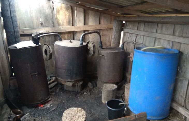 Варил в сарае и не скрывал. Найден самый честный самогонщик в Беларуси 