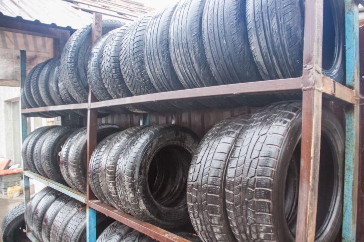 В Гомеле хитрый кладовщик стащил зимние шины. Его настигло суровое возмездие