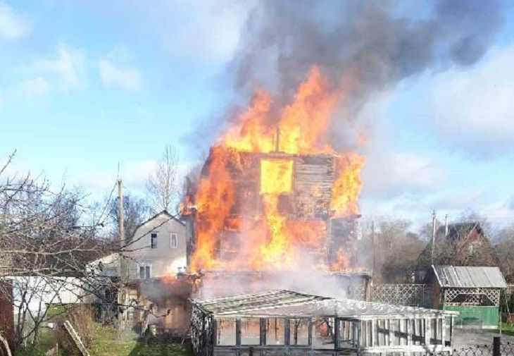 Пламя почти до неба. Под Бешенковичами полыхала дача
