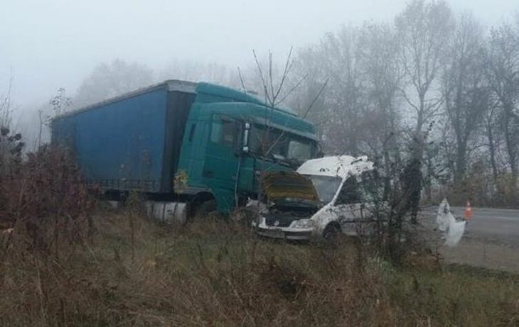 Трое белорусов погибли при столкновении фуры и микроавтобуса под Смоленском