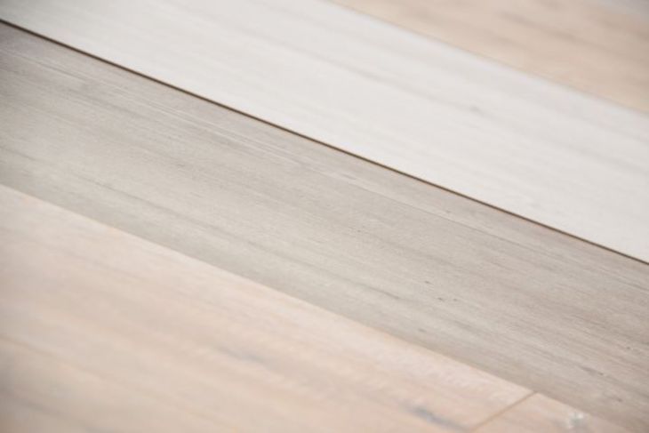 Мужчину заставили снять пол в пустой квартире из-за жалоб соседа на шум