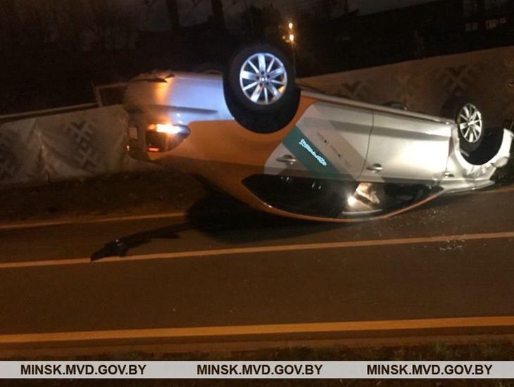 В Лошице на велодорожке каршеринговый VW опрокинулся на крышу: водитель сбежал 