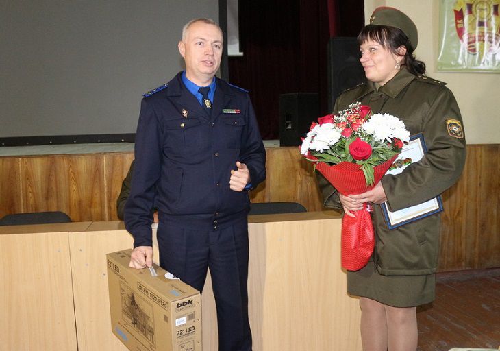В Речице наградили женщину, которая помогла задержать распространителей психотропов В Речице наградили женщину, которая помогла задержать распространителей психотропов