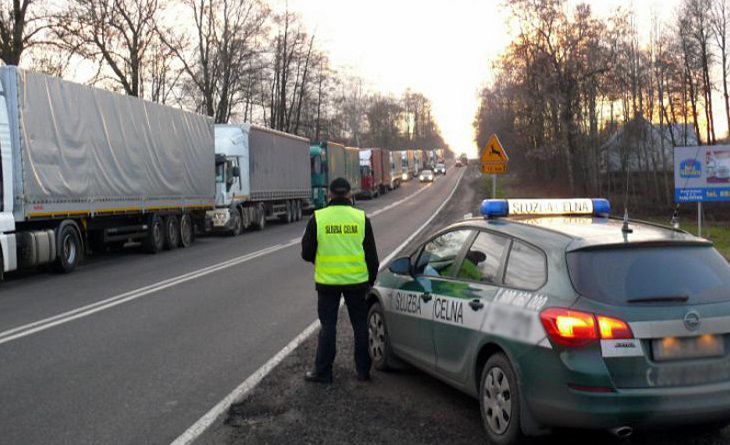 Белорусских водителей предупреждают об очередях на границе с Польшей