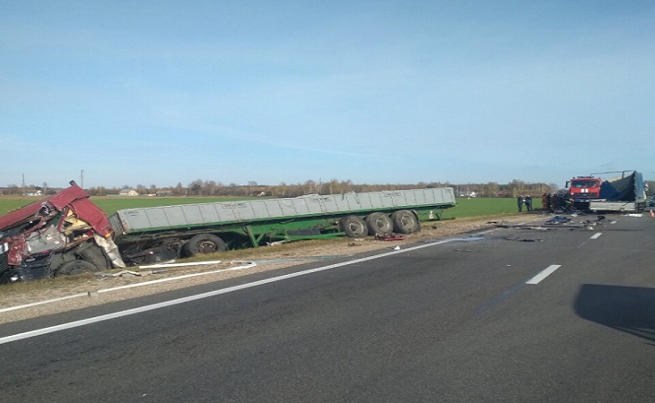 Под Пинском из-за лопнувшего колеса столкнулись два грузовика: один человек погиб, два пострадали Под Пинском из-за лопнувшего колеса столкнулись два грузовика: один человек погиб, два пострадали