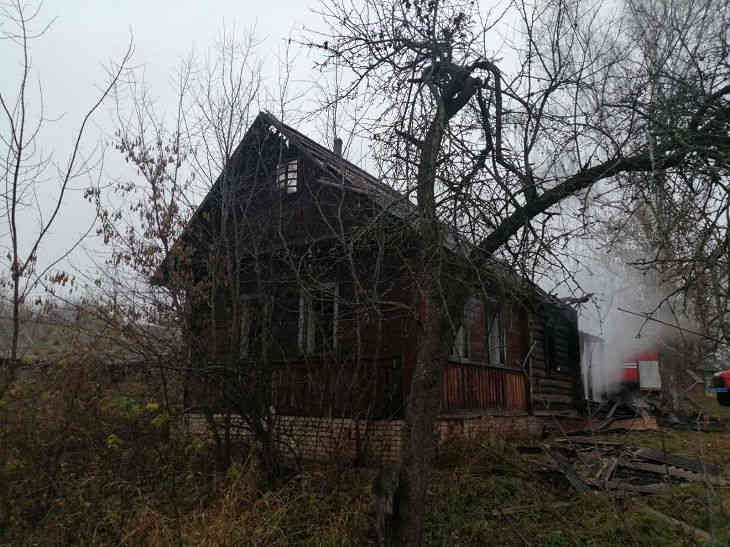 В Климовичском районе парень вытащил мужчину из горящего здания