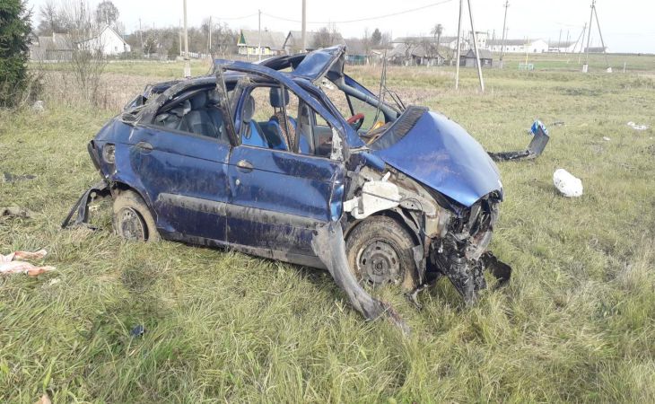 В Докшицком районе опрокинулось авто: непристегнутые водитель и его жена вылетели из салона