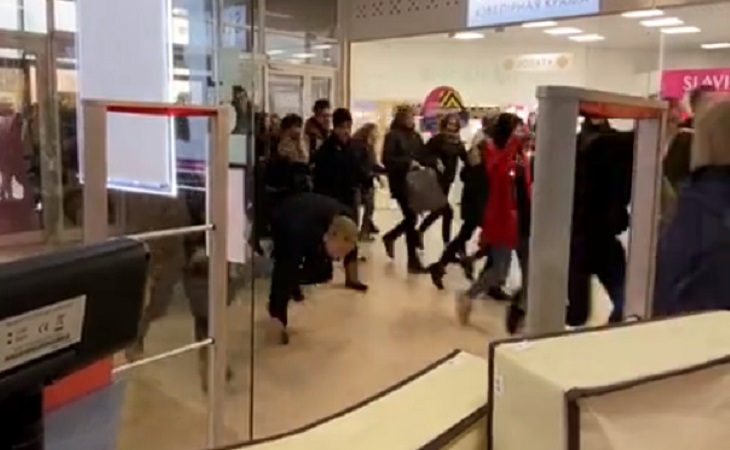 «Не ели год?»: в Витебске на открытии KFC толпа устроила давку за бесплатными бургерами