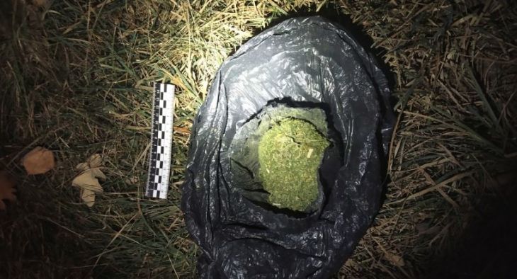 В Калинковичском районе задержали троих мозырян с пакетом марихуаны