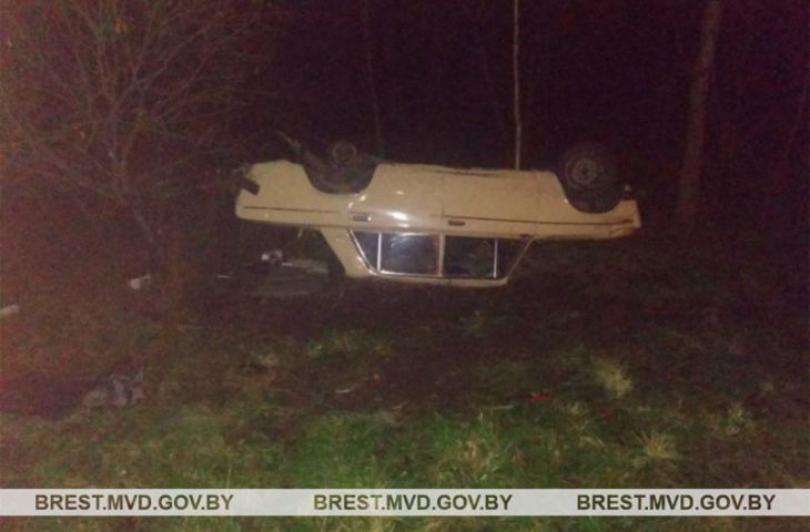 В Малоритском районе опрокинулся «ВАЗ»: молодой пассажир в больнице
