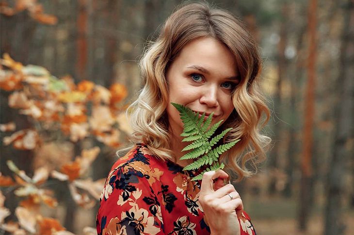 девушка в лесу