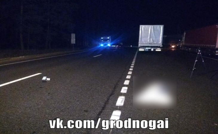 Под Гродно дальнобойщик вышел на дорогу из-за стоявшей фуры и попал под машину. Он погиб