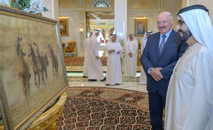 Лукашенко подарил правителю эмирата Дубай картину с лошадьми Лукашенко подарил правителю эмирата Дубай картину с лошадьми