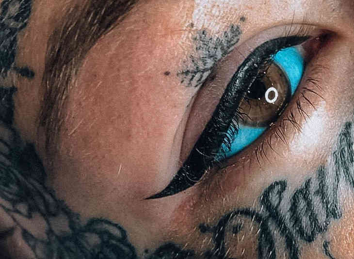 «Девушка-дракон» сделала экстремальную татуировку на глазах и лишилась зрения