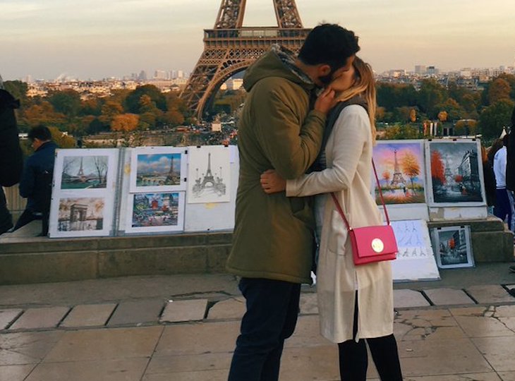  Туристка целовалась с незнакомцами ради эффектных фото и прославилась