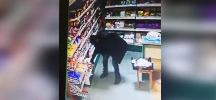 Неуклюжий грабитель, который ограбил магазин в Борисовском районе, стал «звездой» соцсетей Неуклюжий грабитель, который ограбил магазин в Борисовском районе, стал «звездой» соцсетей