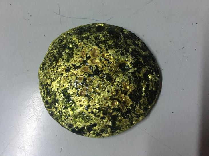 Туристка ехала в Китай с 2 кг золота, прикрепленного к ногам скотчем Туристка ехала в Китай с 2 кг золота, прикрепленного к ногам скотчем