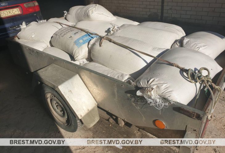 В Каменецком районе 30-летняя работница перетаскала с фермы тонну комбикорма В Каменецком районе 30-летняя работница перетаскала с фермы тонну комбикорма