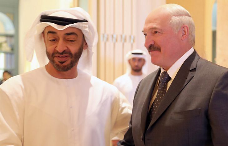 Лукашенко подарил наследному принцу Абу-Даби голограмму