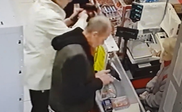 Мужчина поднял выпавшие из чужого кармана $100. Его ищет милиция Минска Мужчина поднял выпавшие из чужого кармана $100. Его ищет милиция Минска