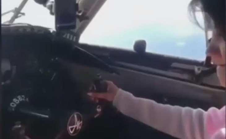 «Смертельные игры»: пилот разрешил своей девушке «порулить» самолётом с пассажирами