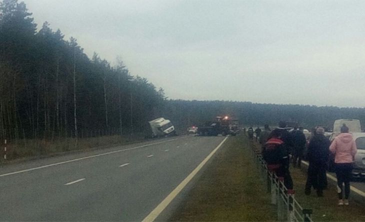На трассе под Бобруйском тягачом вытаскивали фуру, улетевшую в кювет