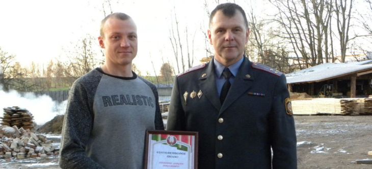 Житель Чечерска самостоятельно задержал злоумышленника, который грабил незапертые авто 