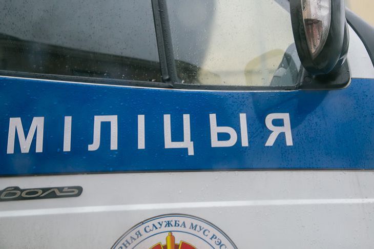В Дятловском районе парни отобрали у прохожего сигареты и водку. Грозит до 6 лет тюрьмы за грабеж