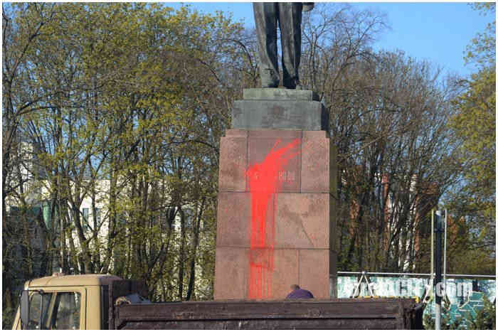 В Бресте неизвестные на площади облили памятник Ленина красной краской