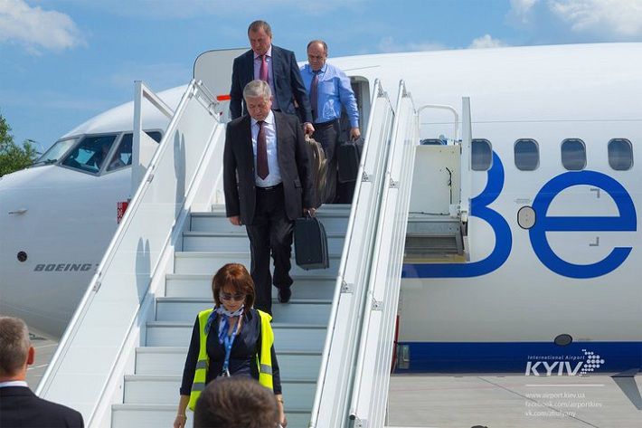 Фотофакт: Белорусские министры прилетели в Киев обычным рейсом