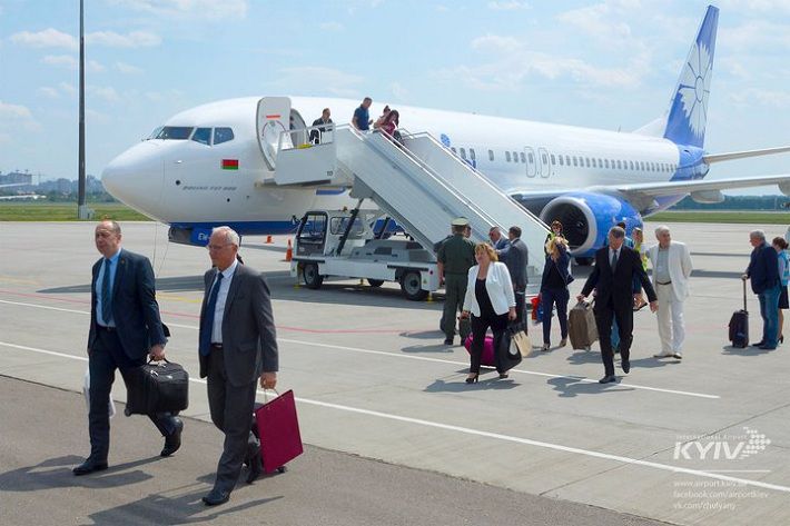 Фотофакт: Белорусские министры прилетели в Киев обычным рейсом