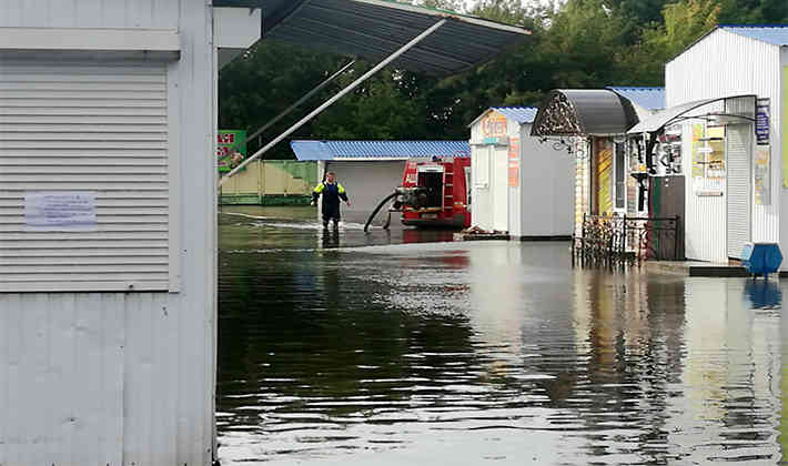 Сильный дождь в Речице смыл палатки на набережной и затопил Славянский рынок