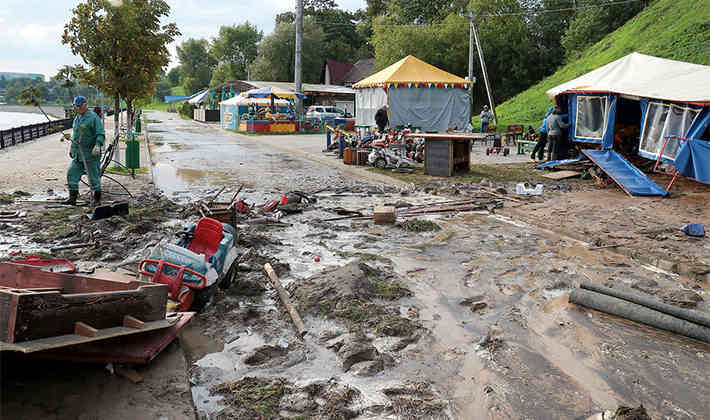 Сильный дождь в Речице смыл палатки на набережной и затопил Славянский рынок