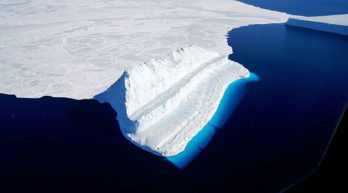 NASA показало кусочек самого голубого льда на Земле‍