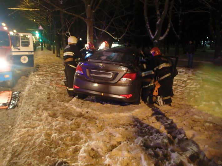 В Минске Hyundai врезался в дерево: серьезно пострадала водитель‍