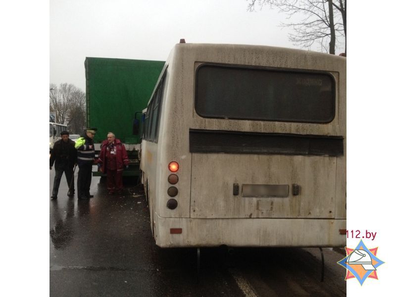 Рейсовый автобус врезался в грузовик в Жодино