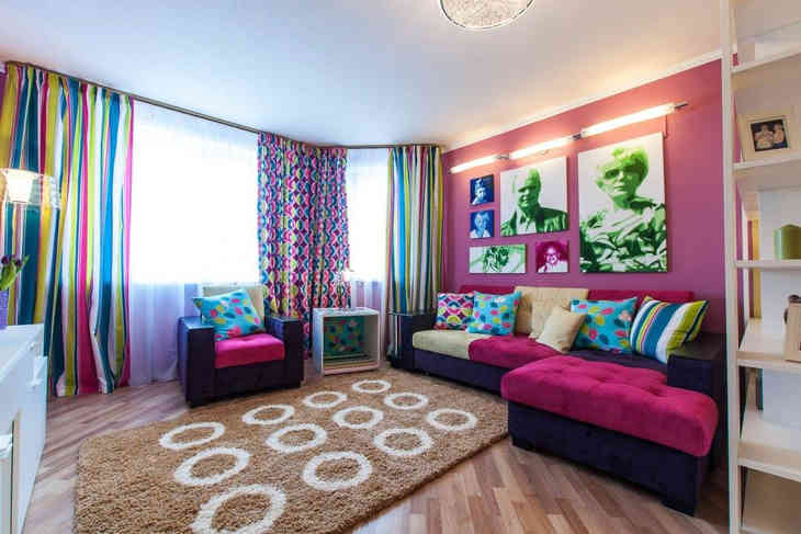 Сочетание светлой мебели с яркими стенами