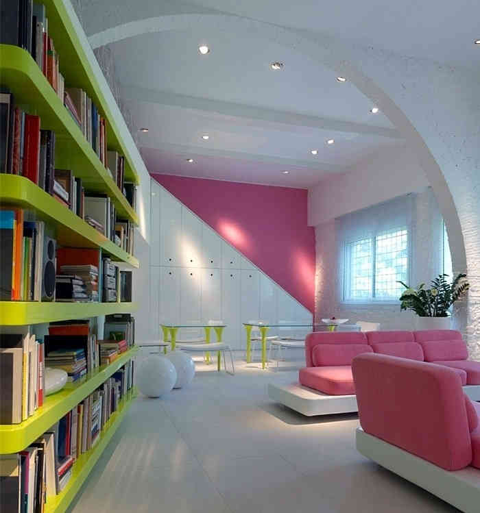Сочетание светлой мебели с яркими стенами