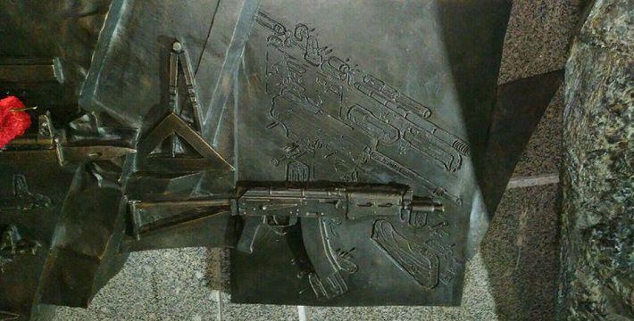 На памятнике Михаилу Калашникову нашли чертеж автомата Третьего рейха