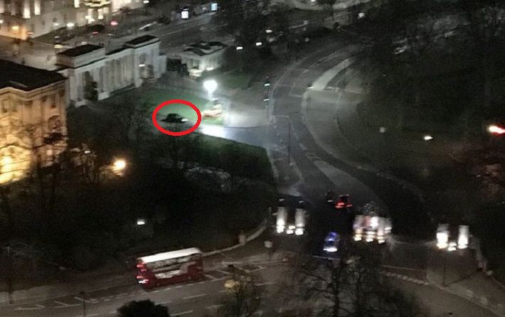 Возле Букингемского дворца полиция взорвала автомобиль‍