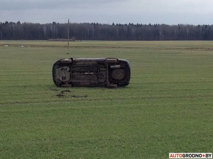 В Гродненской области 15-летний подросток, уходя от ГАИ на Ладе, вылетел в поле 