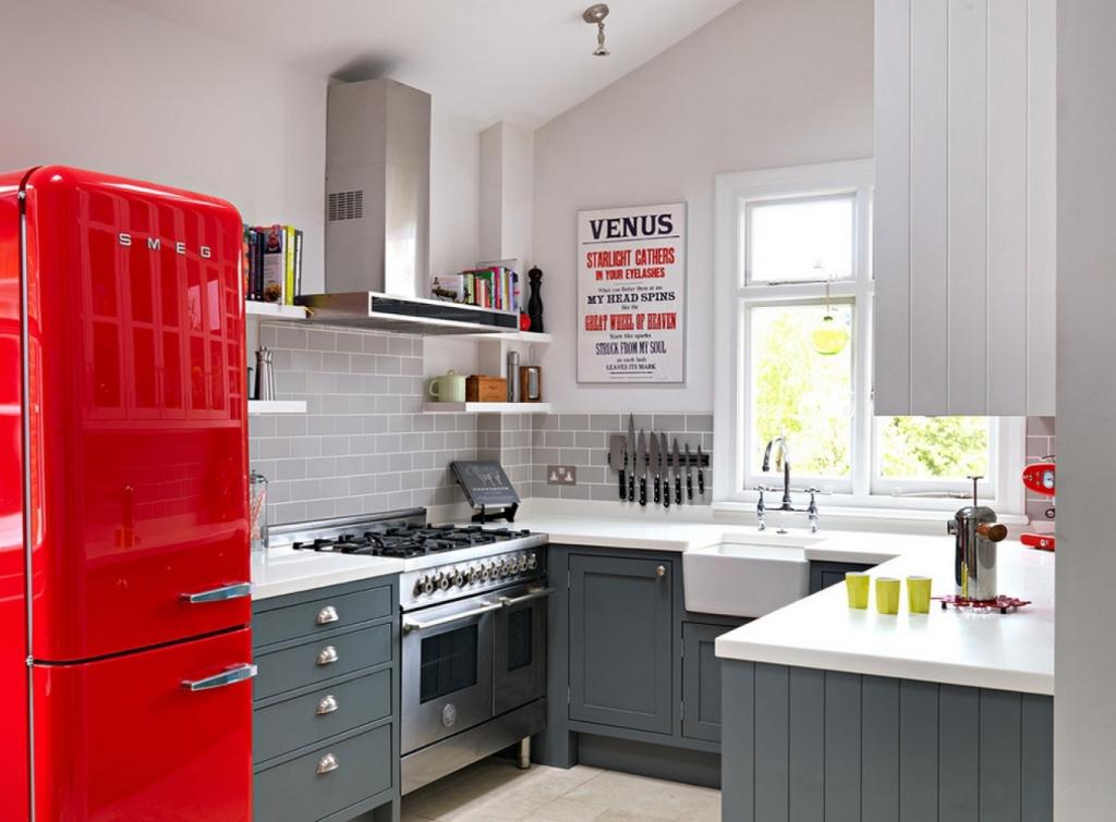 Игра красок: яркий холодильник в интерьере кухни